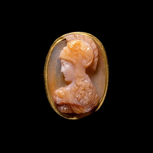 A gold ring with a Late Renaissance agate cameo. Bust of Athena.